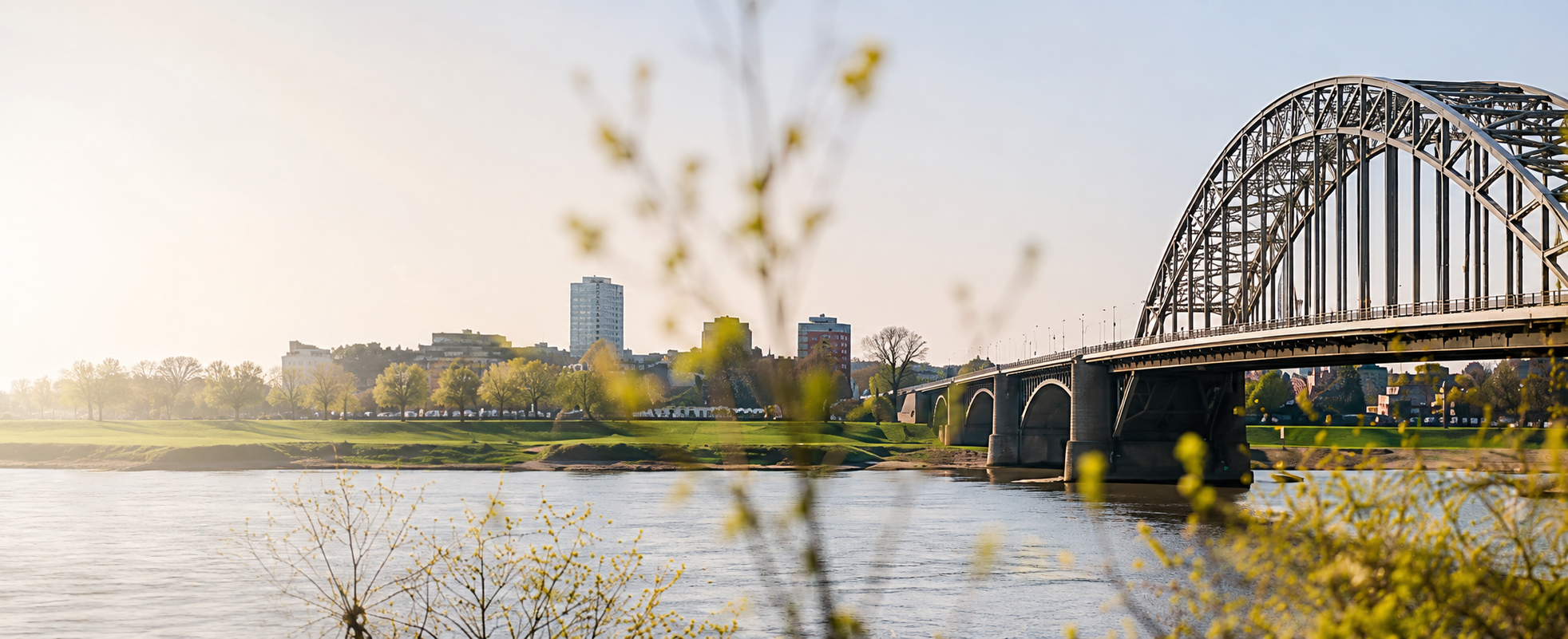 Uitzicht over de Rijn en de John Frostbrug in Arnhem